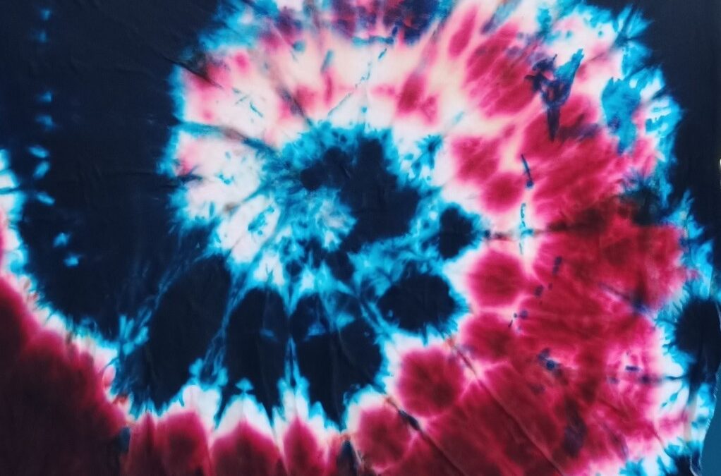 КРЕАТИВНЕ МАЈИЦЕ ШЕСТАКА У ТЕХНИЦИ БАТИКА